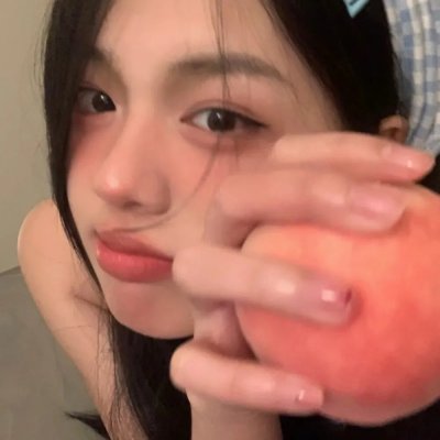 穿一只红鞋的男人